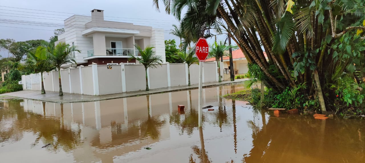 Polícia Militar de São Domingos prende em flagrante autor de tentativa de homicídio A Polícia Militar, na quarta-feira, 14, por volta das 21 horas, foi acionada por vizinhos da vítima, informando que uma mulher havia sofrido lesões com arma branca. Diante destes fatos, a vítima foi conduzida por populares até o hospital onde a guarnição da Polícia Militar conseguiu conversar com a mulher e identificar o autor do crime. Após a identificação, a guarnição deslocou para localizar o autor da tentativa de homicídio, sendo localizado em sua residência. Ao ser questionado, o homem de 26 anos, relatou que estava em um surto de esquizofrenia e a intenção era matar uma terceira pessoa que não estava na residência, mesmo assim atingiu a vítima com golpes de faca, atingindo seu braço esquerdo. Após a constatação do crime, foi dado voz de prisão ao masculino com iniciais R.F, sendo conduzido até a Delegacia de Polícia para os demais procedimentos.