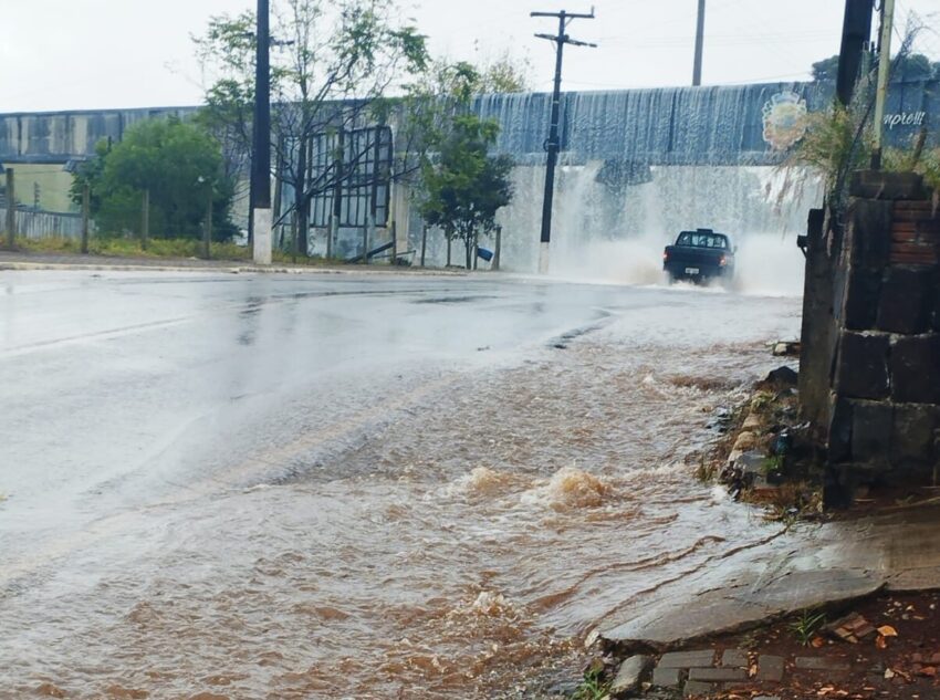 Portal de Guatambu tomado pela água. Foto: Paulo Martins, Facebook, Reprodução 