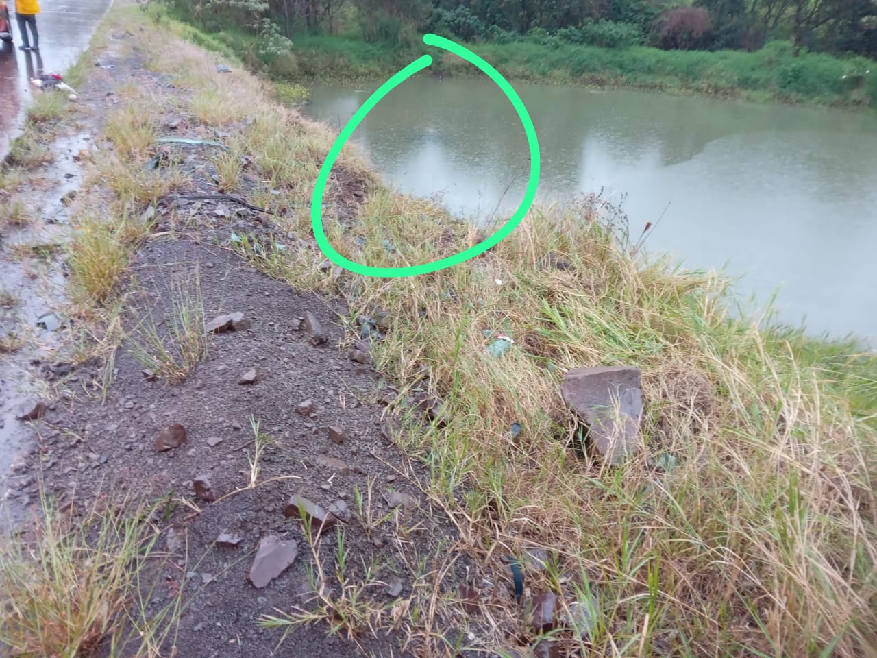 Carro caiu em um açude após sair da pista. Foto: CBMSC, Divulgação 