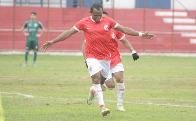 Edinho Canutama comemora o gol (Foto: Nilton Wolff/Inter de Lages)