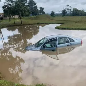 Carro mergulhou dentro do açude em Lages | Foto: Nadine Amaral/Rádio Clube de Lages