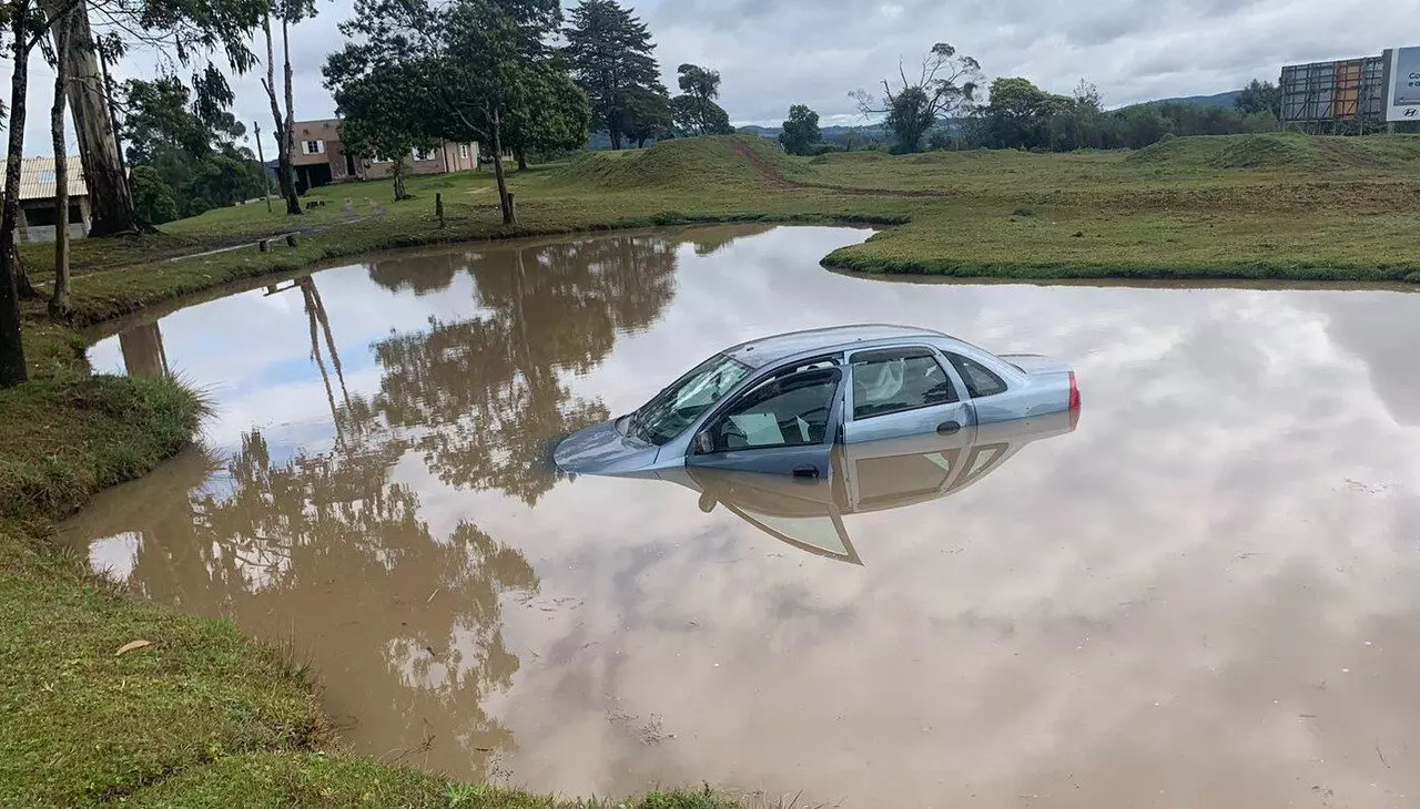 Carro mergulhou dentro do açude em Lages | Foto: Nadine Amaral/Rádio Clube de Lages