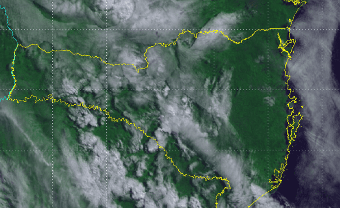 Foto: Defesa Civil / Reprodução | Figura: Imagem do satélite GOES-16, canal visível às 10h30, horário local.

