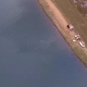 Três crianças morreram afogadas após o carro cair na lagoa | Foto: Reprodução/TV Globo