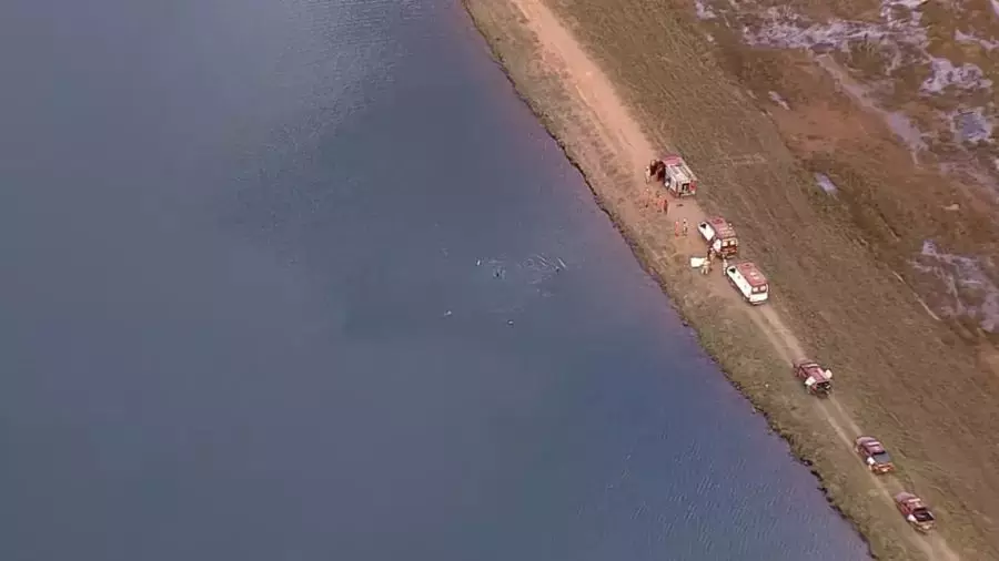 Três crianças morreram afogadas após o carro cair na lagoa | Foto: Reprodução/TV Globo