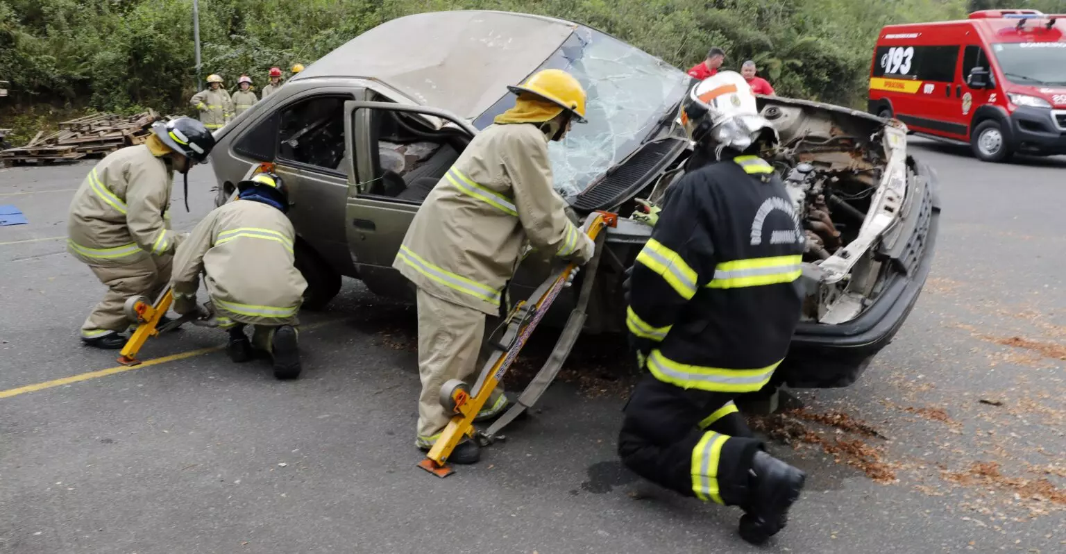 Módulo resgate veicular no curso de formação de bombeiro voluntário operacional do CBVJ. Foto: André Hellmann | Via: Bombeiros Voluntários de Joinville | Divulgação