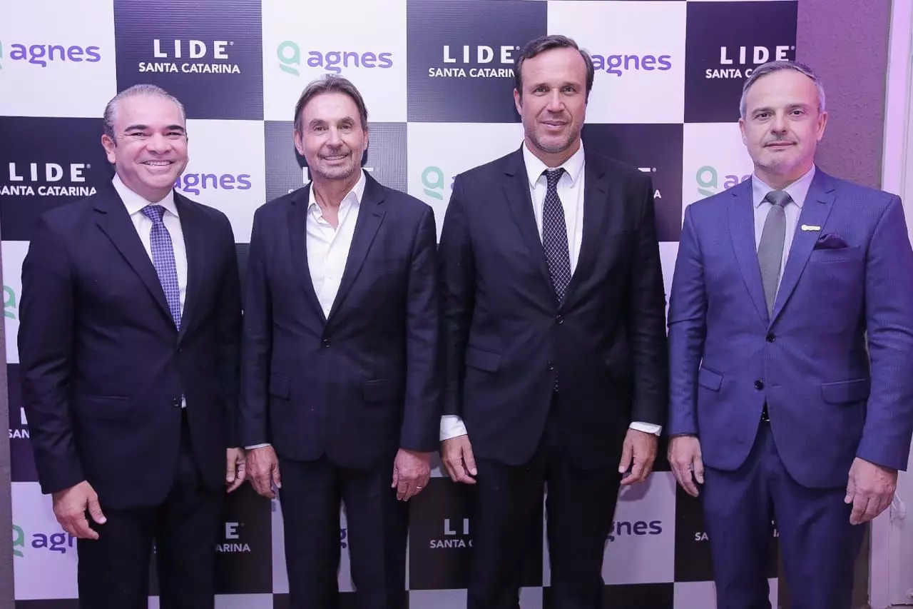 Delton Batista (presidente LIDE SC), Jaimes Almeida (fundador e CEO do Grupo Almeida Júnior), Rafael Horn (VP da OAB nacional) e Arnaldo Glavam (CEO Grupo AG). Foto: Lide SC, Divulgação 