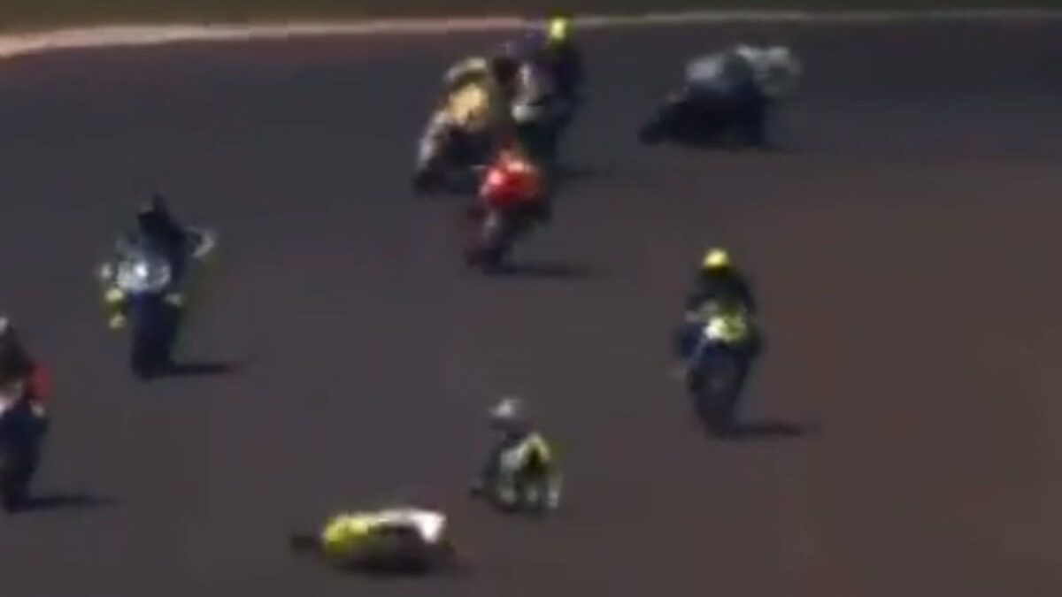 Vídeo: dois pilotos morrem após acidente gravíssimo em corrida de moto