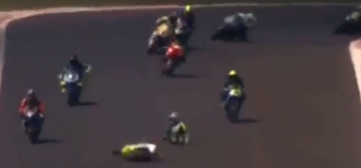 Vídeo: dois pilotos morrem após acidente gravíssimo em corrida de moto