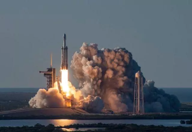 Foto: Foguete Falcon Heavy  | Reprodução SpaceX via SBT News.
