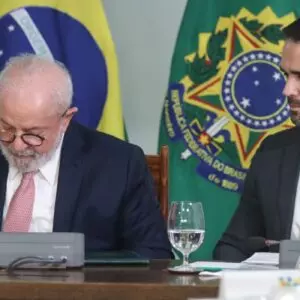 Presidente Luiz Inácio Lula da Silva, durante reunião com o Governador Eduardo Leite e a bancada gaúcha | Foto: Valter Campanato/Agência Brasil.