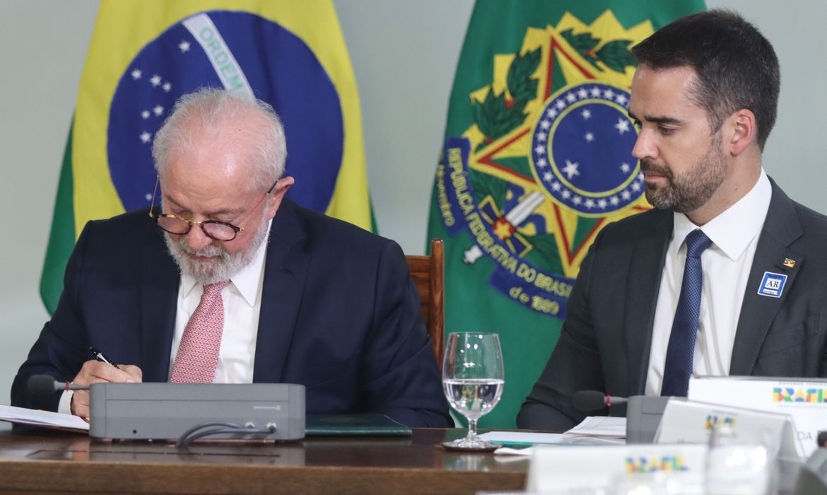 Presidente Luiz Inácio Lula da Silva, durante reunião com o Governador Eduardo Leite e a bancada gaúcha | Foto: Valter Campanato/Agência Brasil.