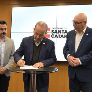 Florianópolis (SC), 06/09/2023 - O Governador Jorginho Mello anunciou nesta quarta-feira (06) em coletiva de imprensa o anúncio do maior concurso da educação e medidas para valorizar os servidores públicos estaduais.
Foto: Eduardo Valente/SECOM