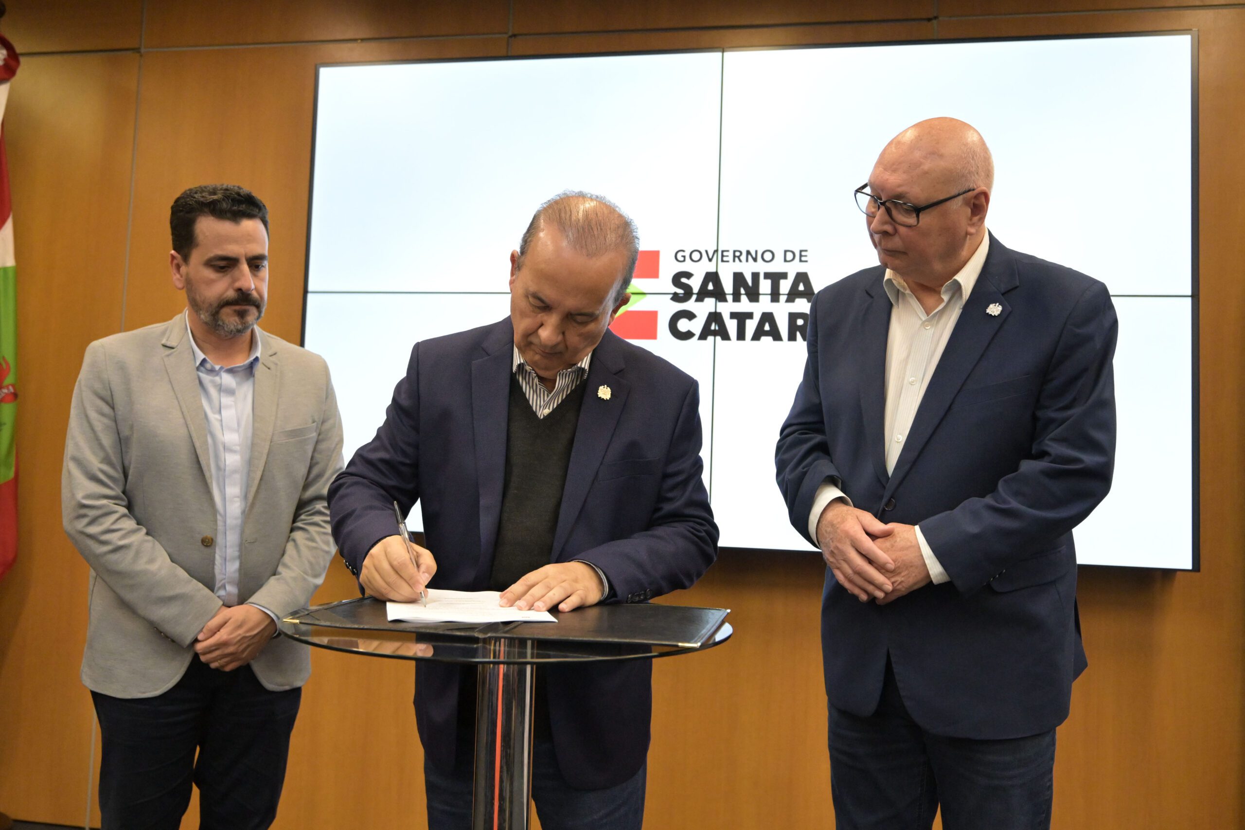 Florianópolis (SC), 06/09/2023 – O Governador Jorginho Mello anunciou nesta quarta-feira (06) em coletiva de imprensa o anúncio do maior concurso da educação e medidas para valorizar os servidores públicos estaduais.
Foto: Eduardo Valente/SECOM