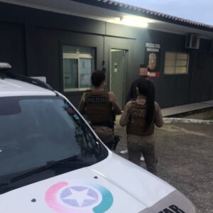 Pai da criança conversa com os policiais | Foto: Sérgio Guimarães/Cedida ao Portal SCC10