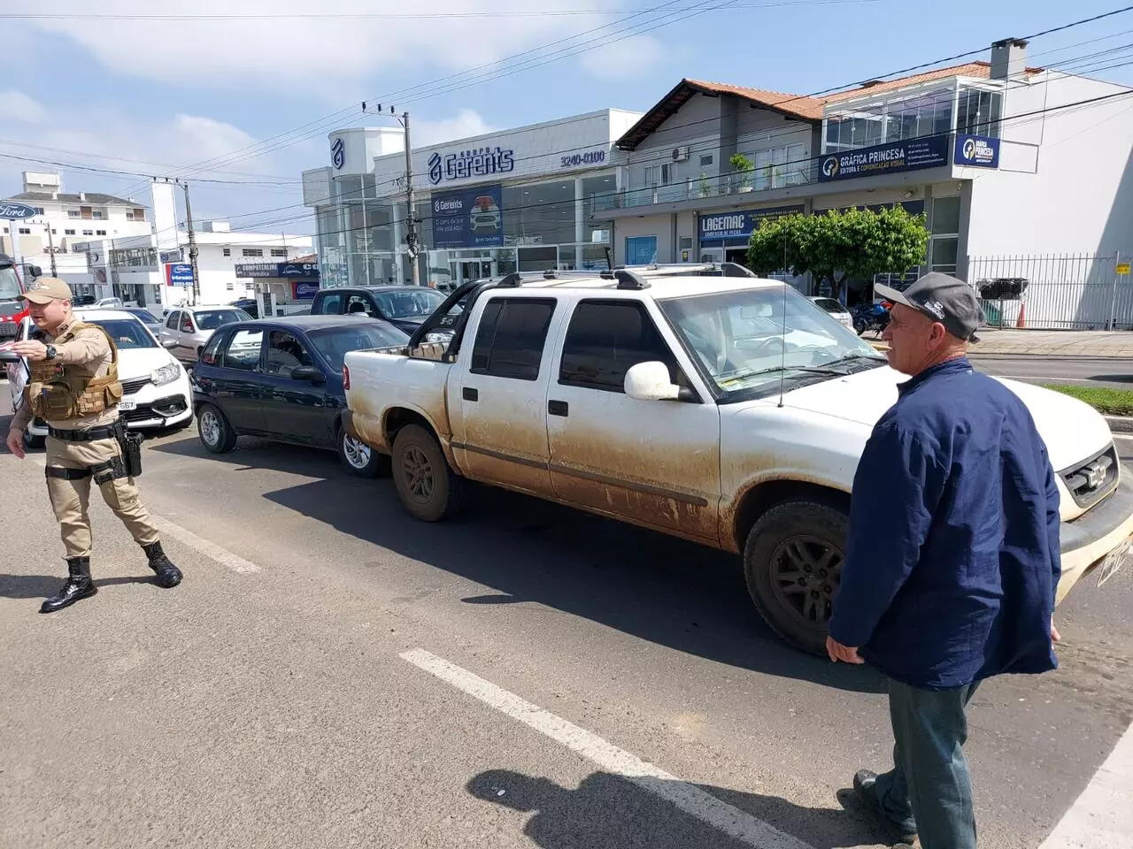 Engavetamento envolveu três veículos | Foto: Gabriel Senem/Rádio Clube de Lages