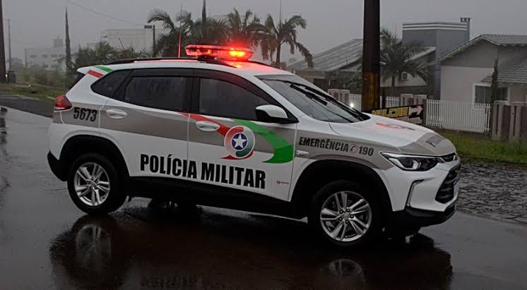 Policiais militares escoltaram uma família até a UPA | Foto: Reprodução/Redes Sociais