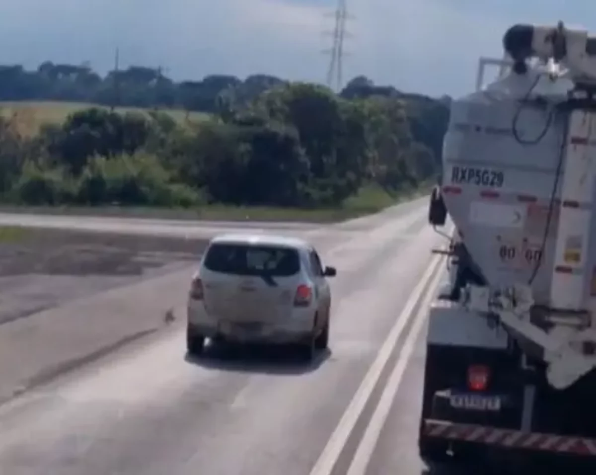 Caminhoneiro flagra carro do Detran de SC cometendo infração gravíssima;  veja