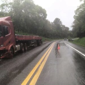 Chuva intensa provoca abertura de cratera na BR-280 na Serra do Corupá