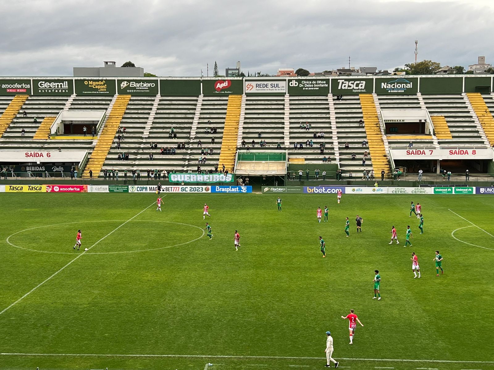 Nação e Avaí empataram por 1 a 1 na Arena Joinville (Foto: Leo