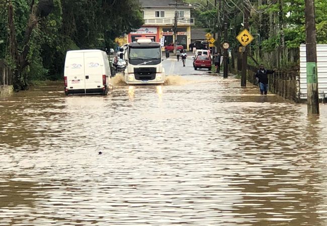 Rua Primeiro de Janeiro, em Blumenau,  já está com pontos de alagamentos. Foto: Marcos Fernandes.