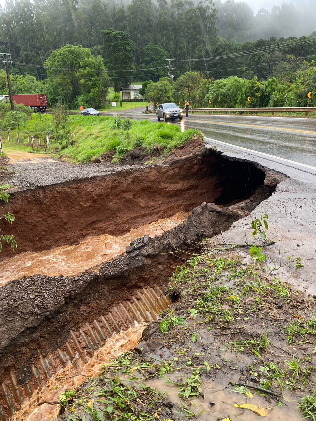 Parte da BR-280 desmorona no Norte de SC por causa das chuvas e trecho é  interditado, Santa Catarina