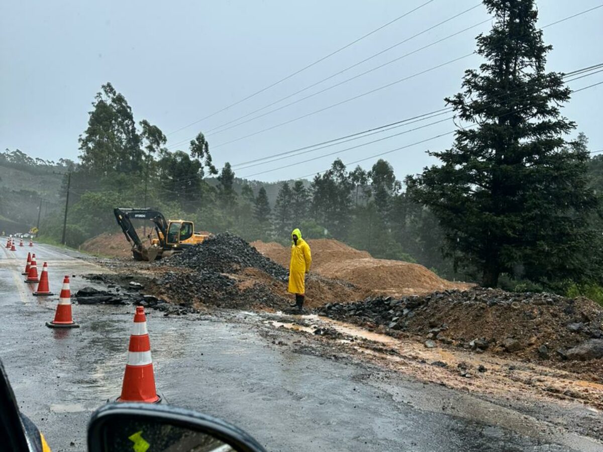 Chuva intensa provoca abertura de cratera na BR-280 na Serra do Corupá