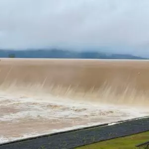 Barragem vertendo em Taió (Foto: Rádio Educadora de Taió). 