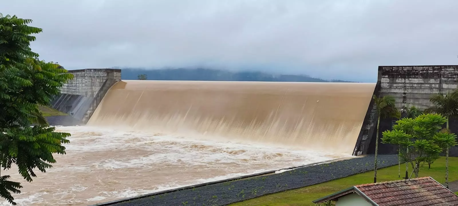 Barragem vertendo em Taió (Foto: Rádio Educadora de Taió). 