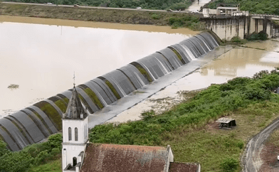 José Boiteux: comporta de barragem emperra e operação não é