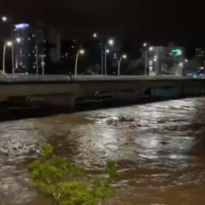 Rio Itajaí-Açu na Ponte Adolfo Konder, no centro de Blumenau (Foto: Redes Sociais)