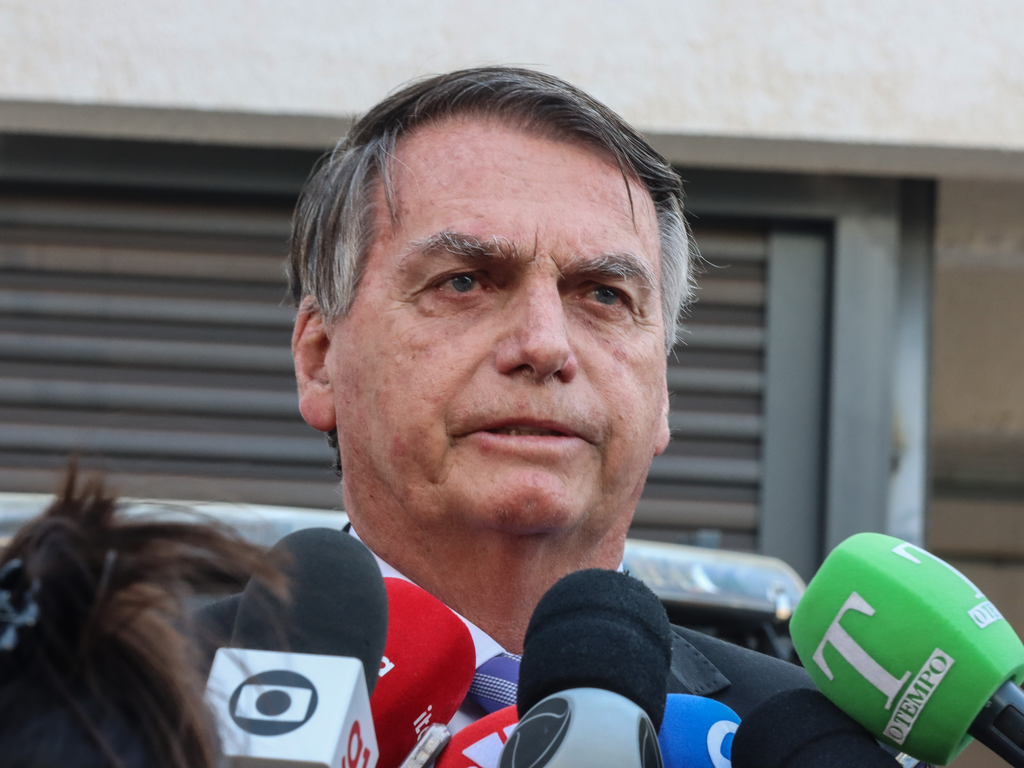 O ex-presidente Jair Bolsonaro, fala com jornalistas, na sede da Polícia Federal em Brasília. Foto: Valter Campanato/Agência Brasil