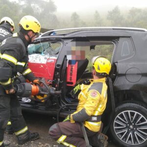 A família precisou ser retirada das ferragens | Foto: Corpo de Bombeiros Militar/Divulgação