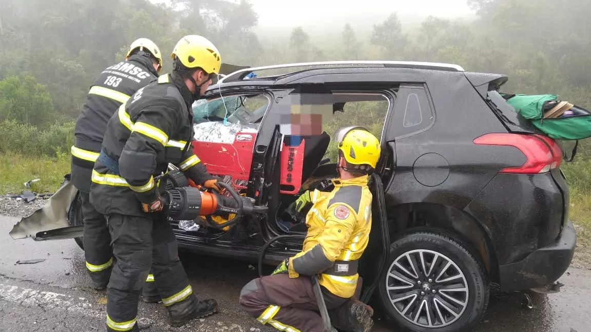 A família precisou ser retirada das ferragens | Foto: Corpo de Bombeiros Militar/Divulgação