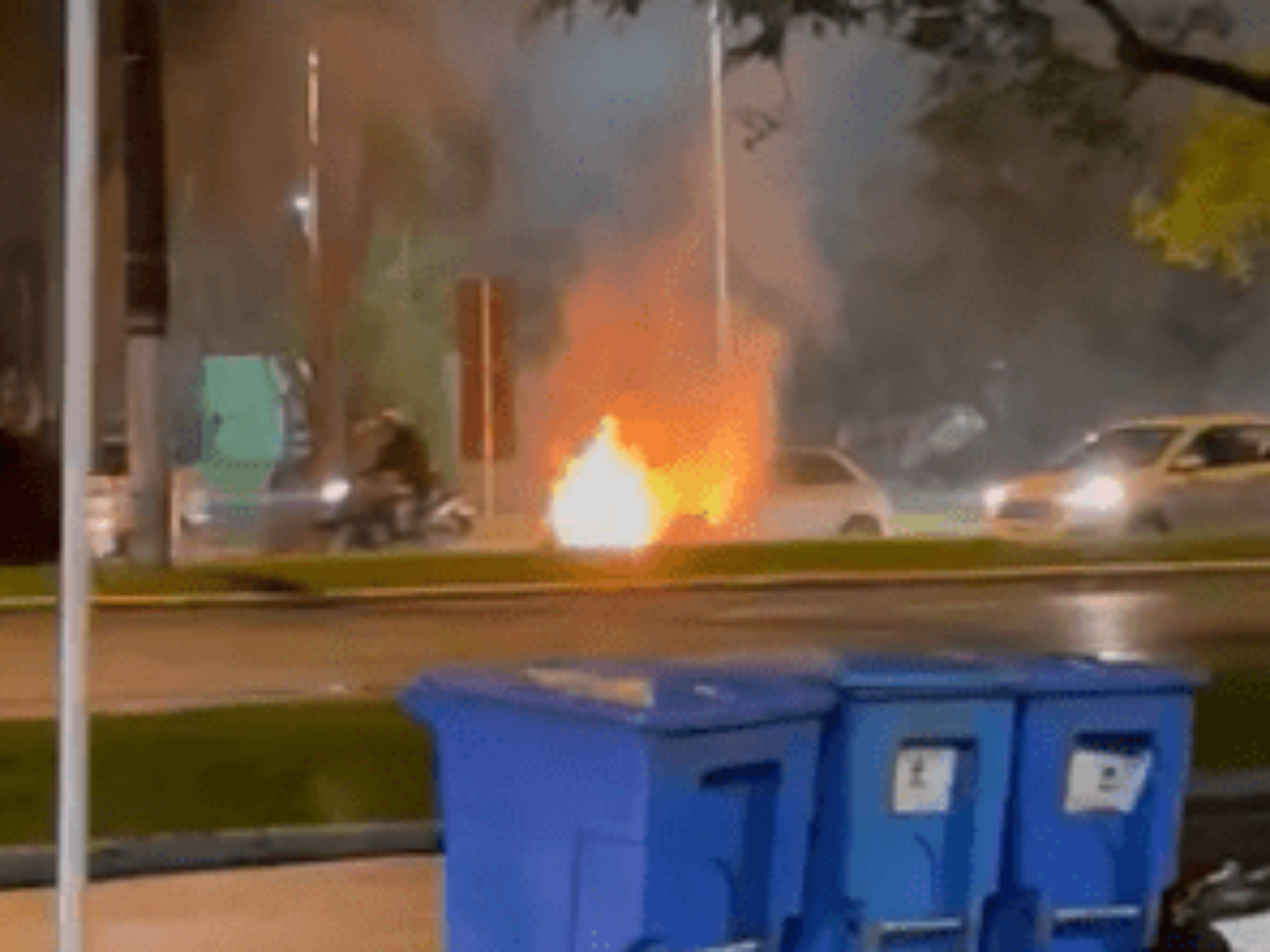 Carro pega fogo em Criciúma