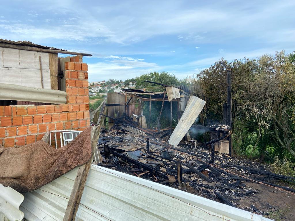 Incêndio destruiu duas casas em Lages | Foto: Handerson Souza