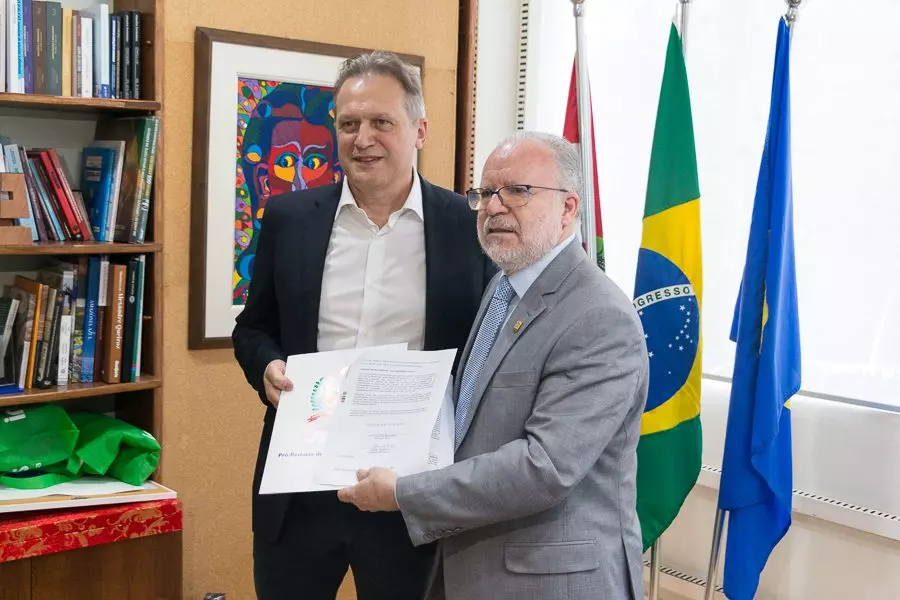 Assinatura do documento envolveu egressos da UFSC. Foto: Henrique Almeida/Agecom/UFSC