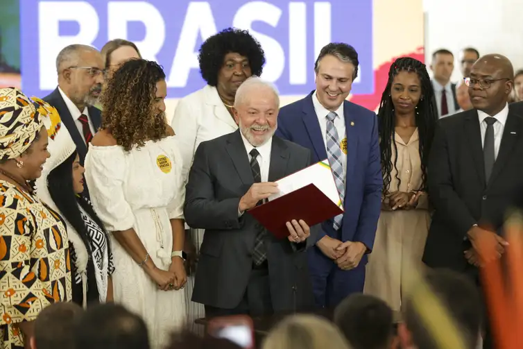 Presidente Lula e ministro, no Palácio do Planalto, em cerimônia de sanção de projeto que atualiza a Lei de Cotas- Marcelo Camargo/Agência Brasil