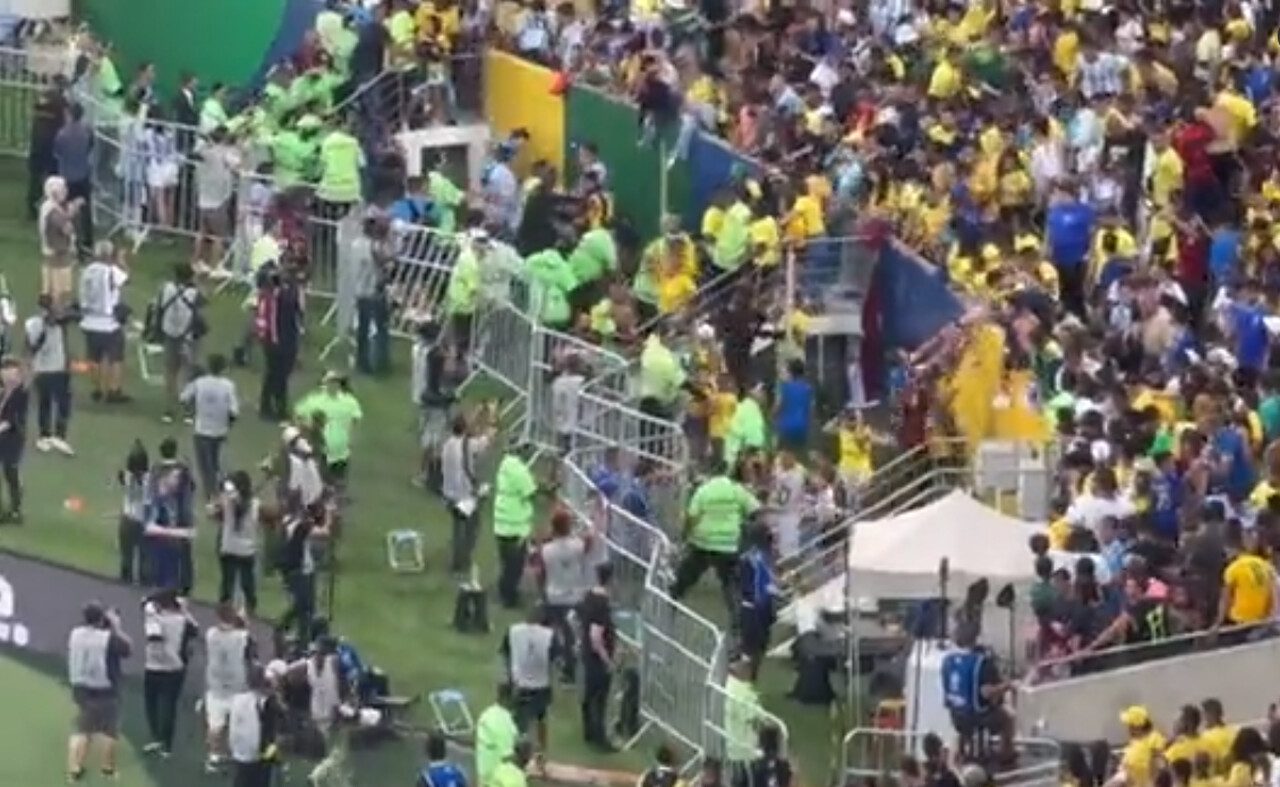 Brasil x Argentina tem briga generalizada de torcidas no Maracanã