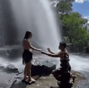 noiva cai em cachoeira durante pedido de casamento e vídeo viraliza