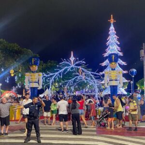 A magia do natal invadiu Balneário Camboriú com fogos, shows e personagens | Foto: Gabrielle Ravasco/SCC SBT