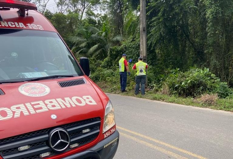 Homem de 34 anos perdeu a vida após colidir contra um poste | Foto: Corpo de Bombeiros 