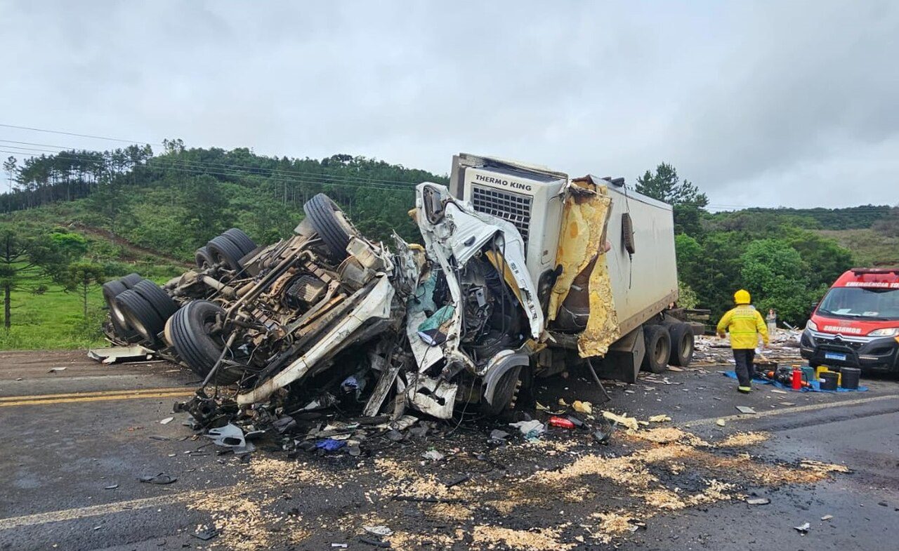 Acidente na BR-282, em São José do Cerrito, deixou duas vítimas mortas | Foto: Corpo de Bombeiros Militar