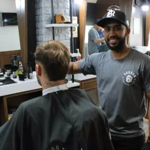 Recursos do BRDE ajudam a construir barbearia de sucesso em Concórdia