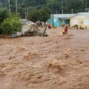 Enchentes no RS: Reunidas cede ônibus para voluntários de Lages