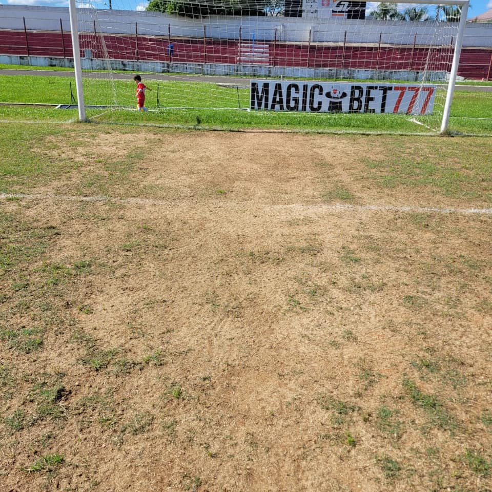 Estado do gramado pós o fim do campeonato amador |  Foto: Sociedade Esportiva e Recreativa Guarujá