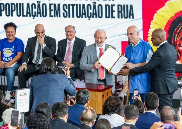 Presidente Lula, o padre Júlio Lancellotti, e o ministro Silvio Almeida, durante o lançamento do Plano Ruas Visíveis – Pelo direito ao futuro da população em situação de rua, no Palácio do Planalto – Jose Cruz/Agência Brasil.