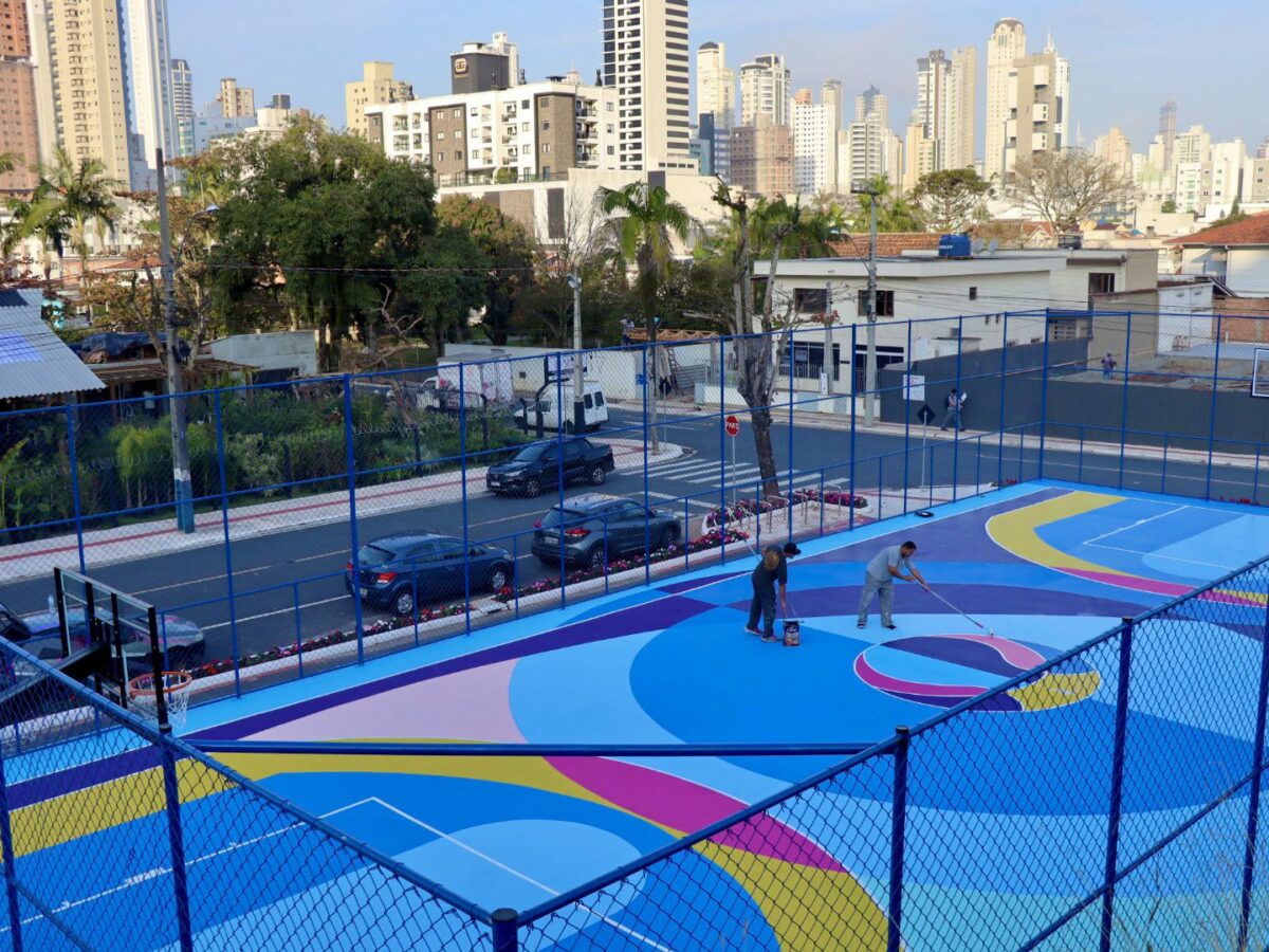 Complexo esportivo em Balneário Camboriú disponibiliza quadra de padel 