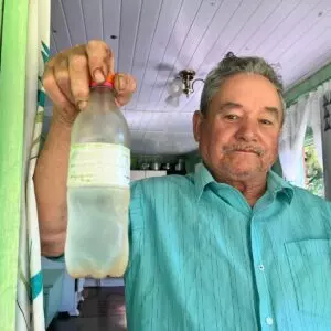Isidório Camargo, de 79 anos, busca água de sanga para consumo | Foto: Carolina Sott/Rádio Clube de Lages