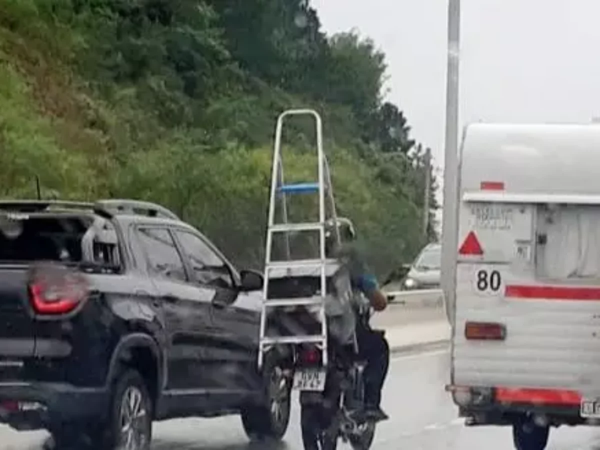 Motociclista é flagrado carregando escada na moto